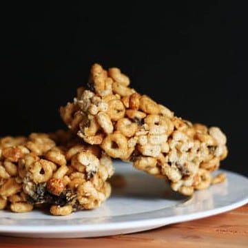easy snack made with cheerio and dried fruit