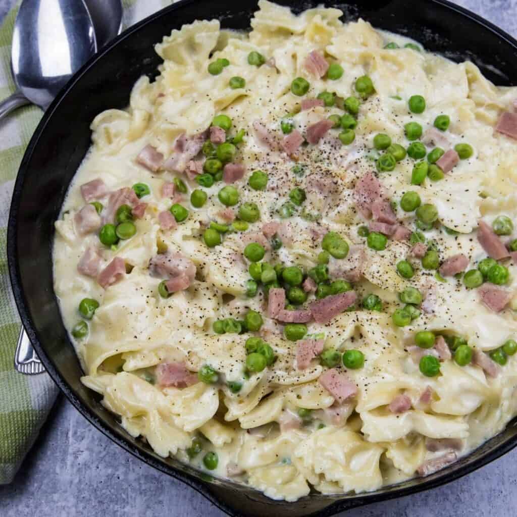 Farfelle pasta with ham and peas in a creamy sauce. 