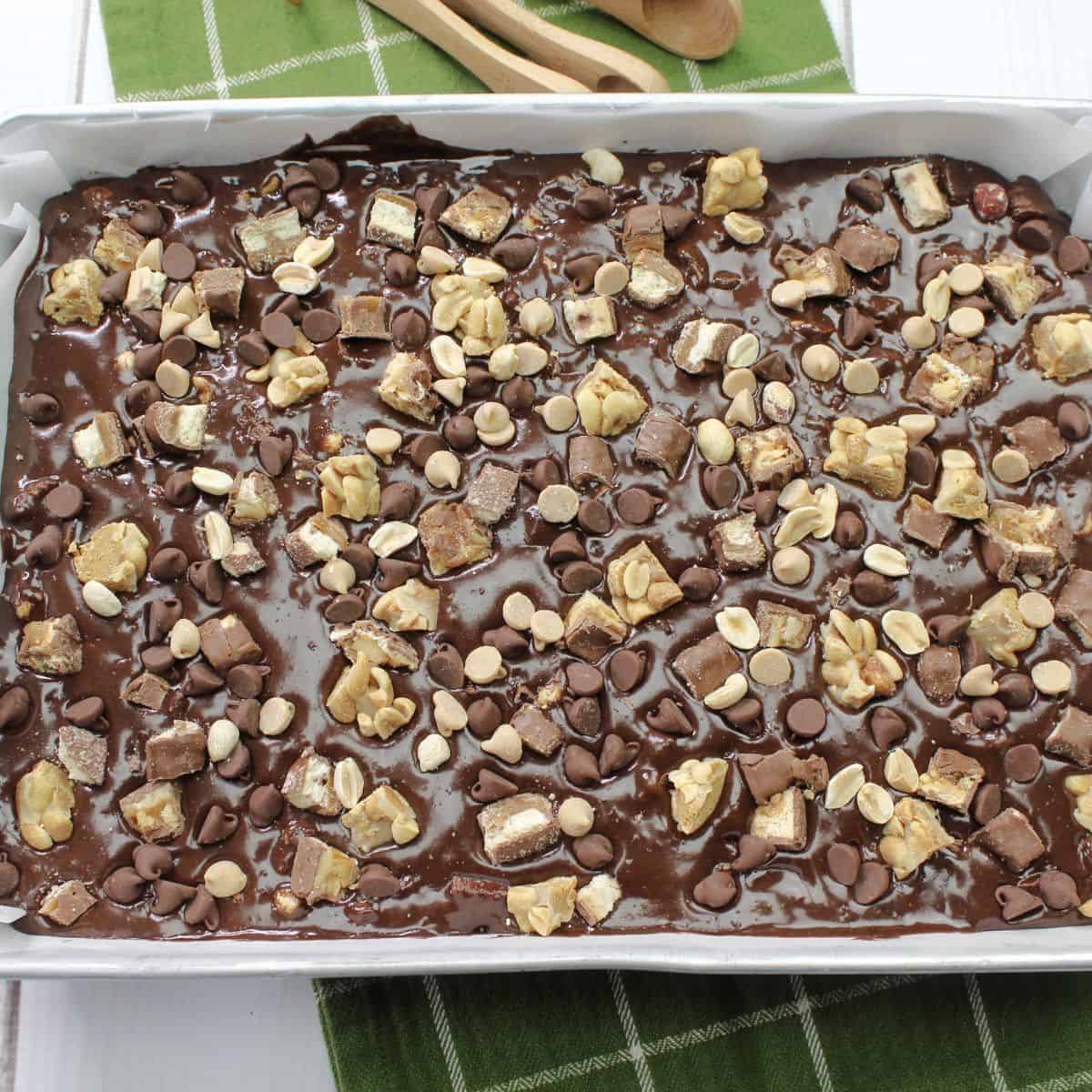 Steps to make candy bar brownies with candy pieces and chocolate in a brownie mix.