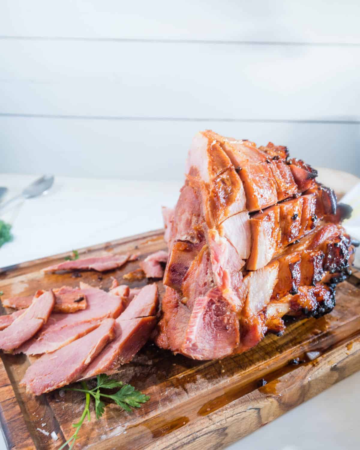 Baked honey ham that has been roasted and sliced. 