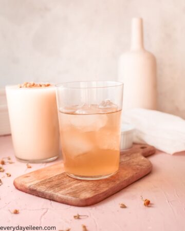 The steps to make iced latte with chamomile