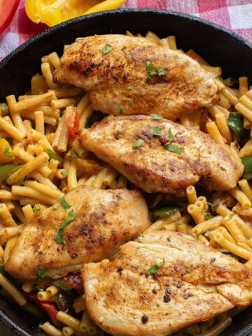 A large skillet with one pot chicken fajita pasta.