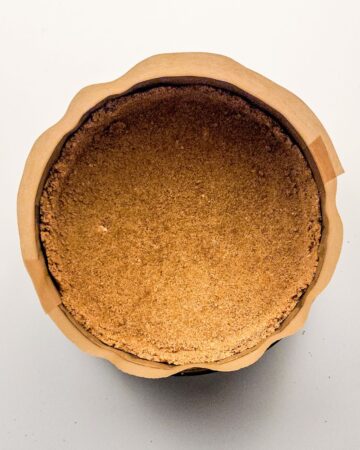 Cinnamon roll cheesecake crust