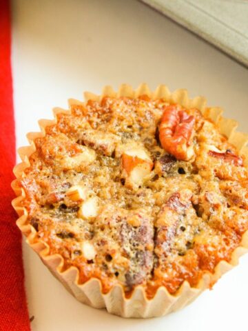 Pecanpie muffin on a plate.