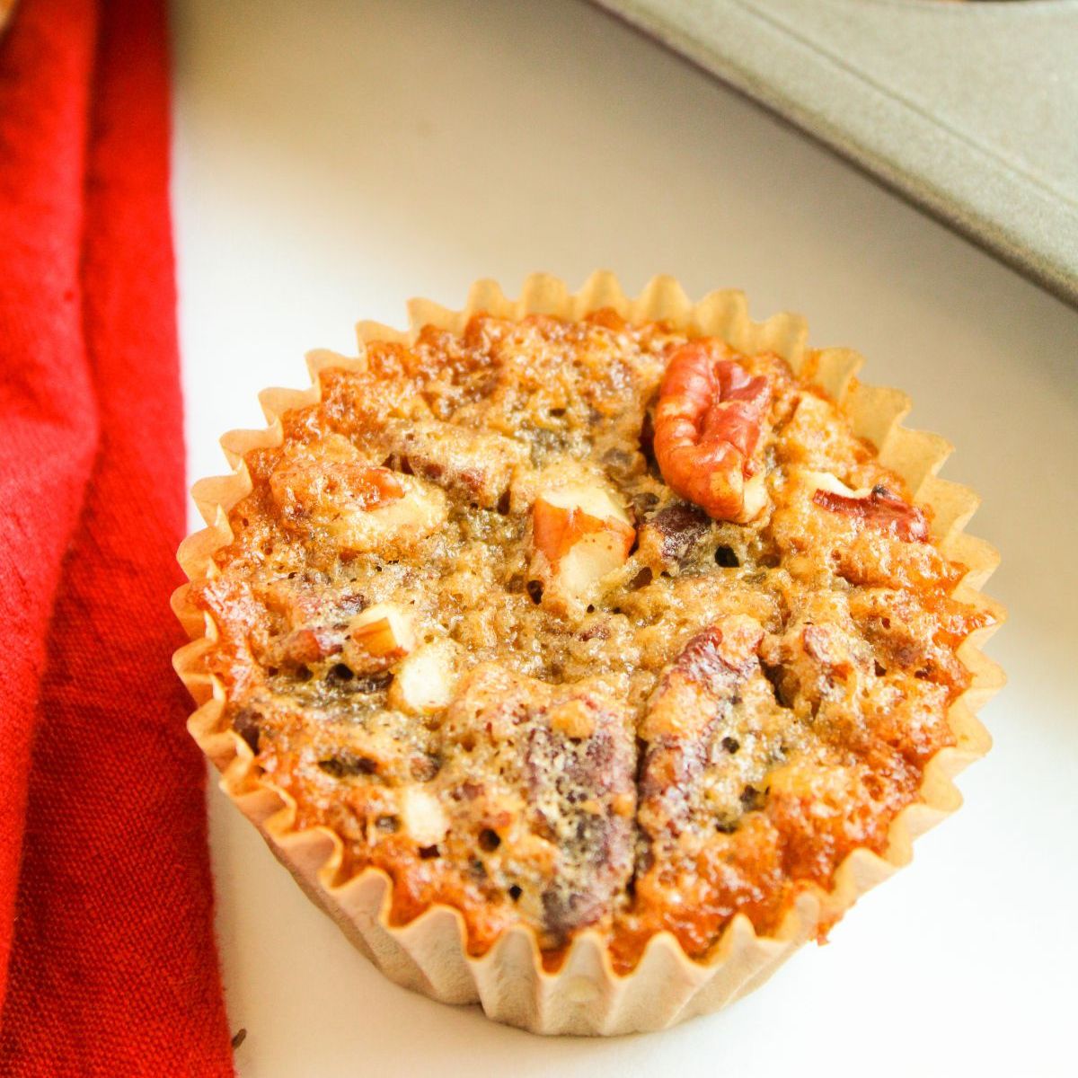 Pecanpie muffin on a plate.