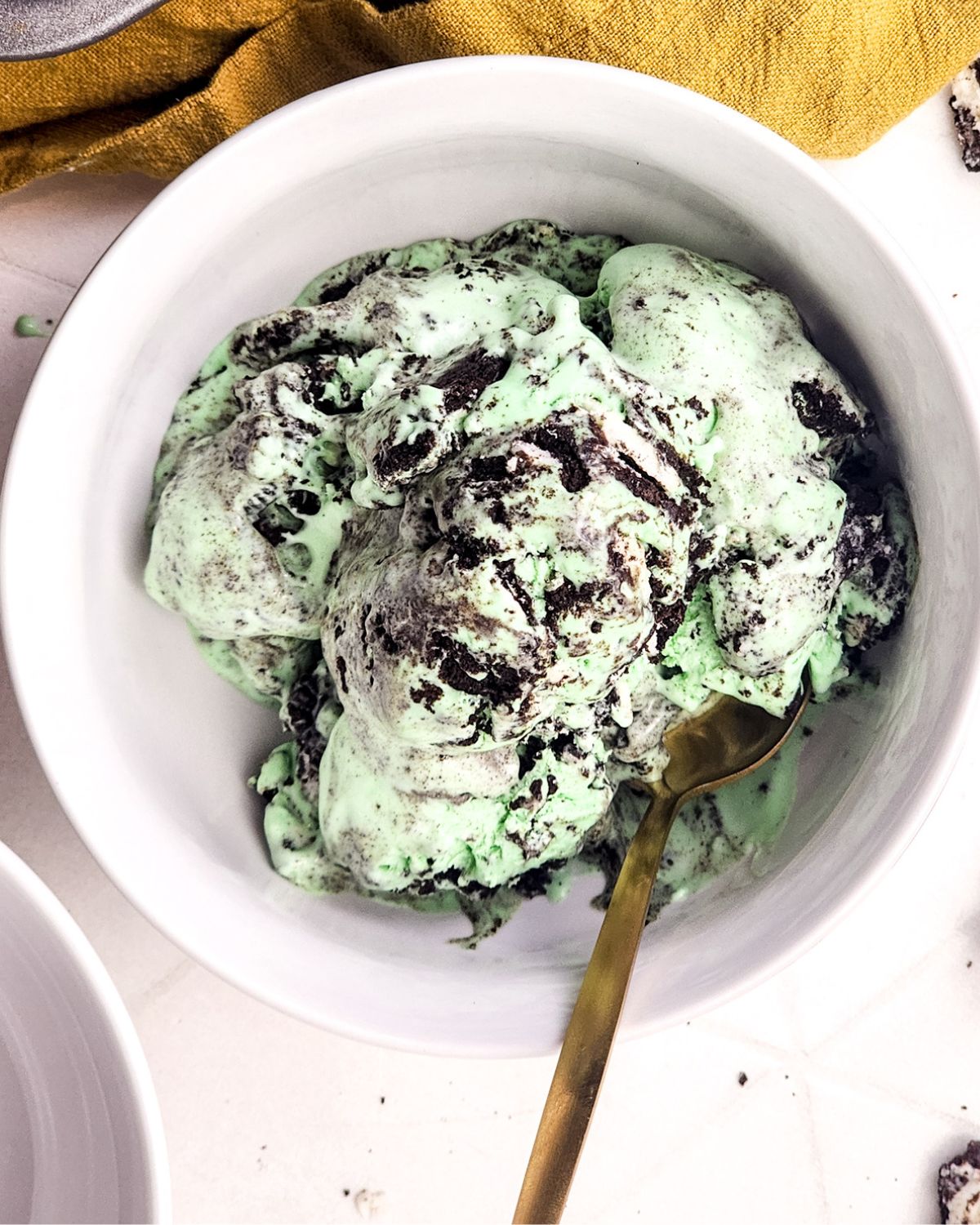 No churn oreo mint ice cream in a bowl.